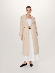 Dwurzędowy trencz oversize - beżowy. Brązowe płaszcze damskie Reserved, l, bez wzorów, z bawełny, bez kaptura. W wyprzedaży za 119.99 zł.