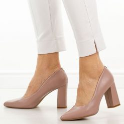 Fioletowe czółenka damskie na słupku Sergio Leone Pb216. Fioletowe czółenka damskie Sergio Leone, bez wzorów, ze skóry, bez obcasa, na słupku. Za 169.00 zł.