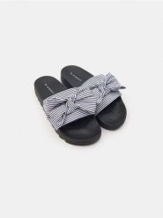 Klapki - czarny. Czarne klapki damskie Sinsay, bez wzorów, bez obcasa, bez zapięcia. Za 29.99 zł.