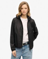 Kurtka przeciwwiatrowa z kapturem i logo. Czarne kurtki damskie Superdry, xs, bez wzorów, z kapturem. Za 352.15 zł.