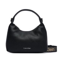 Torebka Calvin Klein. Czarne torebki klasyczne damskie Calvin Klein, bez dodatków. Za 369.99 zł.
