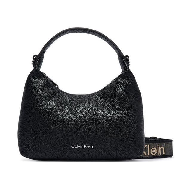 Torebka Calvin Klein. Czarne torebki klasyczne damskie Calvin Klein, bez dodatków. Za 369.99 zł.