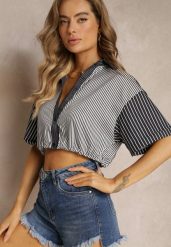 Czarna Bluzka Krótka w Stylu Retro na Guziki Ozdobiona Paskami Fito. Czarne bluzki damskie Renee, bez wzorów, retro, bez kołnierzyka, bez ramiączek. Za 39.99 zł.