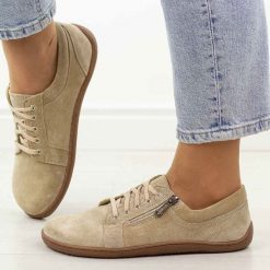 Beżowe zamsz skórzane Polskie półbuty damskie barefoot Gregors 1153. Brązowe półbuty damskie GREGORS, na jesień, bez wzorów, z jeansu, bez obcasa, na płaskiej podeszwie, bez zapięcia. Za 379.00 zł.