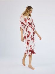 Wzorzysty szlafrok z wiskozy - różowy. Czerwone szlafroki damskie Reserved, bez wzorów, z tkaniny, bez kaptura. Za 149.99 zł.