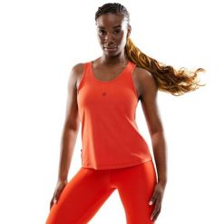 Damska koszulka treningowa tank top Fitness Siroko Hart. Czerwone koszulki damskie SIROKO, bez wzorów, z tkaniny, bez ramiączek, na fitness i siłownię. Za 105.00 zł.