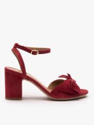 Bordowe sandały z kokardą. Czerwone sandały damskie Ryłko, bez wzorów, ze skóry, z okrągłym noskiem, bez obcasa, na obcasie, bez zapięcia. Za 399.99 zł.