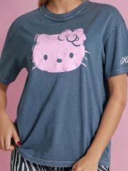 Koszulka z nadrukiem Hello Kitty - granatowy. Niebieskie koszulki damskie Sinsay, l, bez wzorów, bez kołnierzyka, bez ramiączek. W wyprzedaży za 25.99 zł.