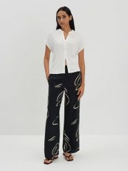 Someday Bluzka "Kedora" w kolorze białym rozmiar: M. Białe bluzki damskie someday., m, bez wzorów, bez kołnierzyka, bez ramiączek. Za 117.99 zł.