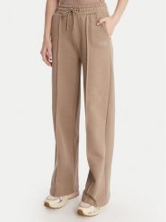 Guess Spodnie dresowe V6RB17 K9V31 Beżowy Regular Fit. Brązowe spodnie dresowe damskie Guess, xl, z aplikacjami, z bawełny. Za 349.99 zł.