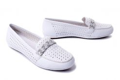 RIEKER 46885-80 white, półbuty letnie damskie. Białe półbuty damskie Rieker, na lato, bez wzorów, bez obcasa, bez zapięcia. Za 195.93 zł.