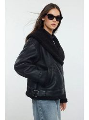 Trendyol Kurtka w kolorze czarnym ze skóry syntetycznej rozmiar: L. Czarne kurtki damskie Trendyol, l, bez wzorów, ze skóry, bez kaptura. Za 209.33 zł.