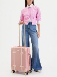 Nine West Walizka kabinowa CEO-NW-S-007-09 PINK Różowy. Czerwone walizki Nine West, bez wzorów, z tworzywa sztucznego. Za 299.99 zł.