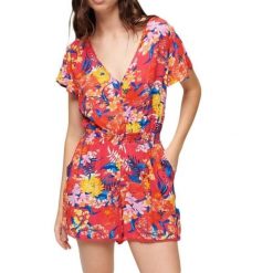 Kombinezon damski Superdry Beach Playsuit na lato kolorowy. Czerwone kombinezony damskie Superdry, na lato, bez wzorów, z wiskozy, sportowe, bez kołnierzyka, bez ramiączek. Za 203.55 zł.