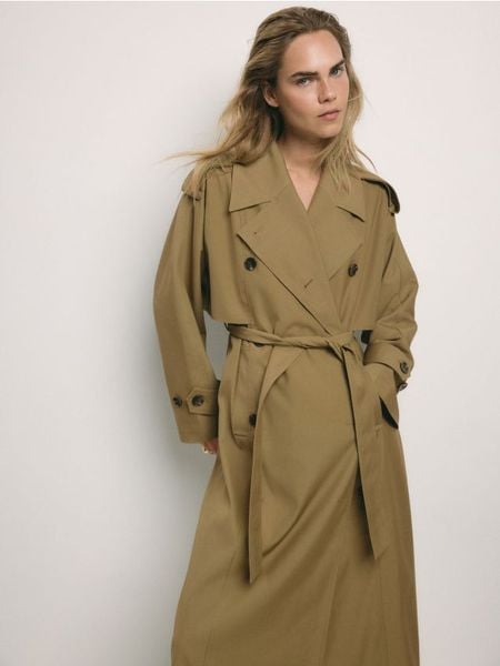 Dwurzędowy trencz - oliwkowy. Zielone płaszcze damskie Reserved, l, bez wzorów, z tkaniny, bez kaptura. W wyprzedaży za 199.99 zł.