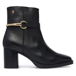 Botki Tommy Hilfiger. Czarne botki damskie Tommy Hilfiger, bez obcasa, na słupku, bez zapięcia. Za 849.99 zł.