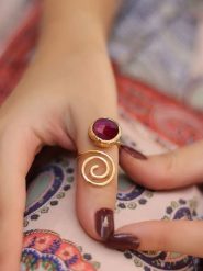 L'Atelier de Gaia Pozłacany pierścionek z agatem rozmiar: onesize. Różowe pierścionki damskie L'Atelier de Gaia, z agatem, pozłacane. Za 83.22 zł.