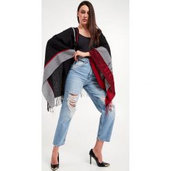 Szal wełniany EMPORIO ARMANI. Szaliki damskie Emporio Armani, bez wzorów, z wełny. W wyprzedaży za 704.37 zł.