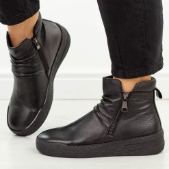 Czarne skórzane botki damskie T.Sokolski 178. Czarne botki damskie Sokolski, na jesień, z dzianiny, eleganckie, z okrągłym noskiem, bez obcasa, na platformie, bez zapięcia. Za 399.00 zł.