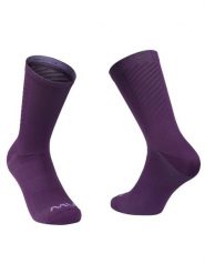 Skarpety rowerowe NORTHWAVE Switch Sock. Fioletowe skarpetki damskie Northwave, w ażurowe wzory, z dzianiny. Za 49.99 zł.