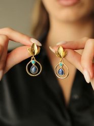 Pierres de Jade Pozłacane kolczyki-wkrętki z turkusem i labradorytem rozmiar: onesize. Niebieskie kolczyki damskie Pierres de Jade, z labradorytem, pozłacane. Za 43.99 zł.