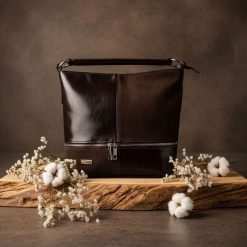 Shopperka skórzana SHE asia zamsz czekoladowa. Brązowe torebki klasyczne damskie SHE, ze skóry, zamszowe, bez dodatków. Za 359.99 zł.