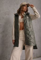 Zielona Długa Pikowana Kamizelka z Kapturem i Ozdobną Naszywką Mentape. Zielone kamizelki damskie Renee, l, z aplikacjami, z kapturem. Za 139.99 zł.