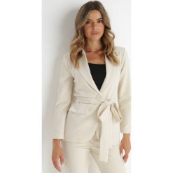 Jasnobeżowa Marynarka z Wiązanym Paskiem Alcosyne. Brązowe marynarki i żakiety damskie Born2be, l, bez wzorów, eleganckie. Za 129.99 zł.