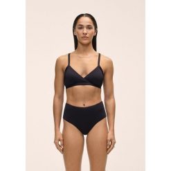 Stanik Casall Overlap Bikinio Top. Czarne bikini Casall, bez wzorów. W wyprzedaży za 181.99 zł.