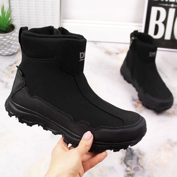 Wodoodporne śniegowce młodzieżowe ocieplane trekkingowe czarne DK 2462. Czarna śniegowce damskie DK, ze skóry ekologicznej. Za 159.99 zł.