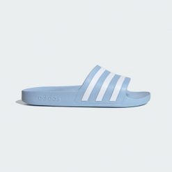 Klapki adilette Aqua. Białe klapki damskie Adidas, bez wzorów, bez obcasa, bez zapięcia. Za 119.00 zł.