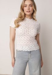 Biała Koronkowa Bluzka o Dopasowanym Kroju z Krótkim Rękawem Noessa. Białe bluzki damskie Born2be, m, bez wzorów, z koronki, casualowe, bez kołnierzyka, bez ramiączek. Za 69.99 zł.
