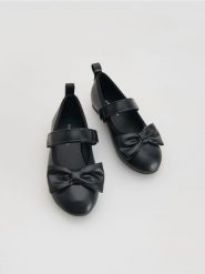 Baleriny z kokardką - czarny. Czarne baleriny dziewczęce Reserved, bez wzorów, ze skóry, bez obcasa, bez zapięcia. Za 59.99 zł.