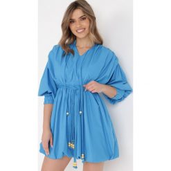 Niebieska Sukienka Adousa. Niebieskie sukienki damskie Born2be, bez wzorów, z gumy, klasyczne, bez ramiączek. Za 319.99 zł.