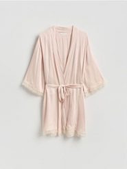 Szlafrok z koronką - kremowy. Białe szlafroki damskie Reserved, bez wzorów, z koronki, bez kaptura. Za 139.99 zł.