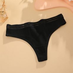 Stringi z szerokim pasem oddychające komfortowe Venira. Czarne stringi Intica, bez wzorów, z materiału. Za 49.00 zł.