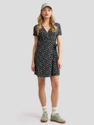 Sukienka damska mini kopertowa z motywem kwiatowym czarna Rihatana 906. Czarne sukienki damskie Big Star, bez wzorów, eleganckie, bez ramiączek. W wyprzedaży za 99.99 zł.