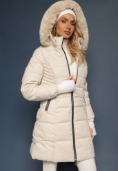 Jasnobeżowa Kurtka z Pikowanego Materiału z Odpinanym Kapturem i Futerkiem Tarlena. Brązowe kurtki damskie Renee, na zimę, l, bez wzorów, z materiału. Za 229.99 zł.