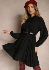 Czarna Plisowana Sukienka o Eleganckim Kroju z Wiązaniem przy Dekolcie i Gumką w Pasie Belorinda. Czarne sukienki damskie Renee, bez wzorów, eleganckie, bez ramiączek. W wyprzedaży za 55.99 zł.
