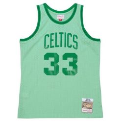 Koszulka Boston Celtics Swingman 1985/86. Zielone koszulki damskie Mitchell & Ness, bez wzorów, bez kołnierzyka, bez ramiączek. Za 616.50 zł.