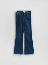Jeansy flare z wysokim stanem - granatowy. Niebieskie jeansy damskie Reserved, z podwyższonym stanem. Za 139.99 zł.