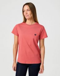 DAMSKA KOSZULKA WRANGLER REGULAR TEE MINERAL RED 112362782. Czerwone koszulki damskie Wrangler, m, bez wzorów, bez kołnierzyka, bez ramiączek. Za 89.99 zł.
