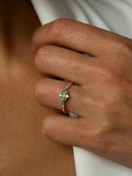 Les Petites Précieuses Pozłacany pierścionek z kamieniami szlachetnymi rozmiar: 58. Zielone pierścionki damskie Les Petites Précieuses, z cyrkonią, pozłacane. Za 127.05 zł.