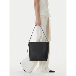 Torebka Coccinelle. Czarne torebki klasyczne damskie Coccinelle, bez dodatków. Za 1,299.00 zł.