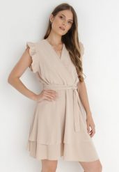 Jasnobeżowa Sukienka Kopertowa z Falbankami i Wiązaniem Dalim. Brązowe sukienki damskie Born2be, z aplikacjami, z materiału, bez ramiączek. Za 139.99 zł.