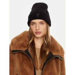 Czapka Guess. Czarne czapki damskie Guess, na zimę, z aplikacjami. Za 169.99 zł.