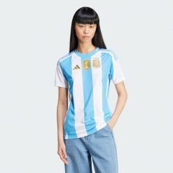 Koszulka Argentina 24 Home. Białe bluzki damskie Adidas, l, bez wzorów, z materiału, bez kołnierzyka, bez ramiączek. Za 449.00 zł.