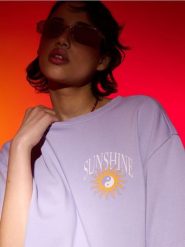 Bluza z krótkim rękawem i nadrukiem na plecach - fioletowy. Fioletowe bluzy damskie Sinsay, l, bez wzorów, bez kaptura. W wyprzedaży za 29.99 zł.