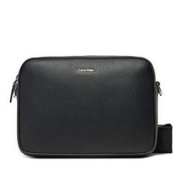 Torebka Calvin Klein. Czarne listonoszki damskie Calvin Klein, bez wzorów, bez dodatków. Za 219.99 zł.