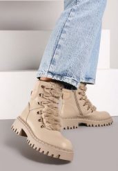 Ciemnobeżowe Causualowe Trapery Zdobione Futerkiem na Języku Charnas. Brązowe trapery damskie Born2be, na zimę, z futra, bez zapięcia. Za 119.99 zł.